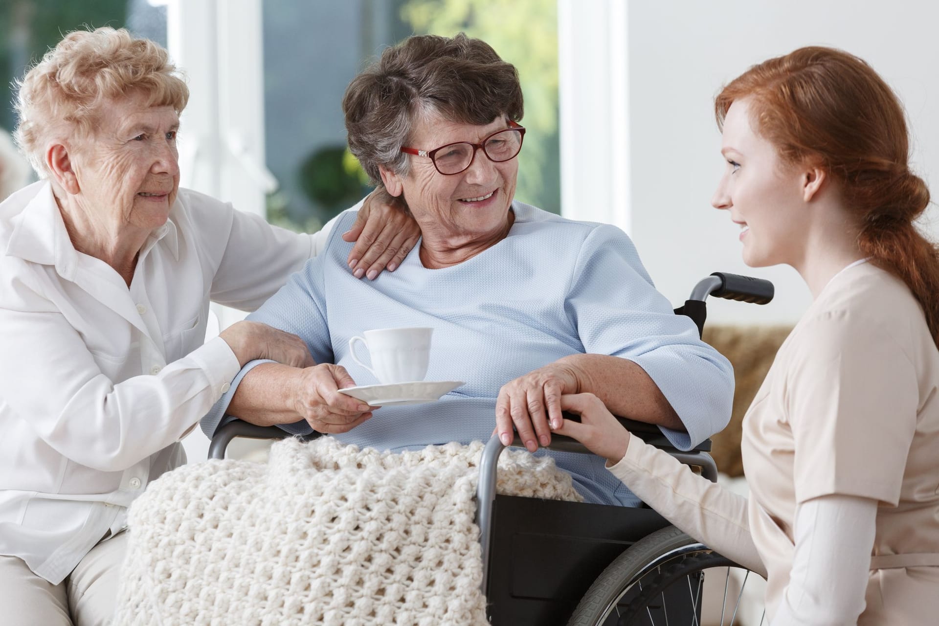 Besuch bei der Schwester: Die Kosten für die Unterbringung im Pflegeheim sind in den vergangenen Jahren stark gestiegen.