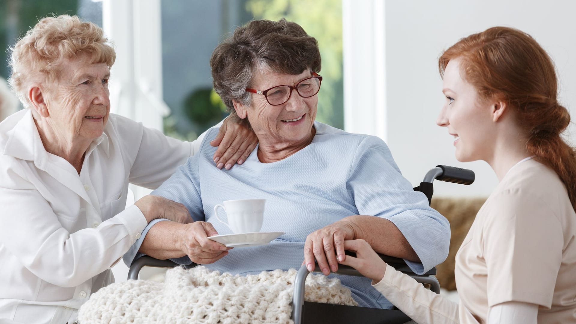 Besuch bei der Schwester: Die Kosten für die Unterbringung im Pflegeheim sind in den vergangenen Jahren stark gestiegen.