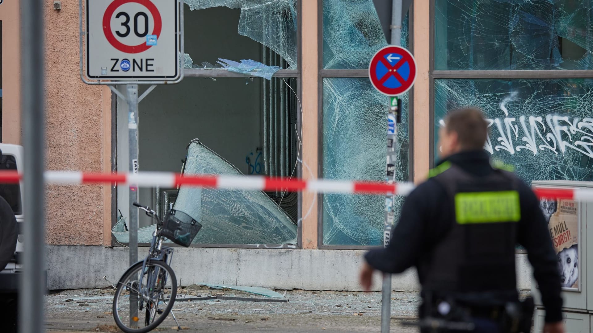 Schäden in der Vorbergstraße im Berliner Stadtteil Schöneberg: Hier zerstörte die Explosion einer Kugebombe zahlreiche Fenster.