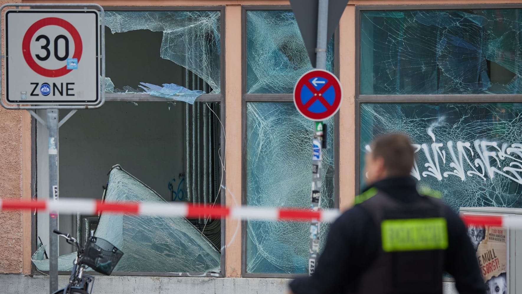 Schäden in der Vorbergstraße im Berliner Stadtteil Schöneberg: Hier zerstörte die Explosion einer Kugebombe zahlreiche Fenster.