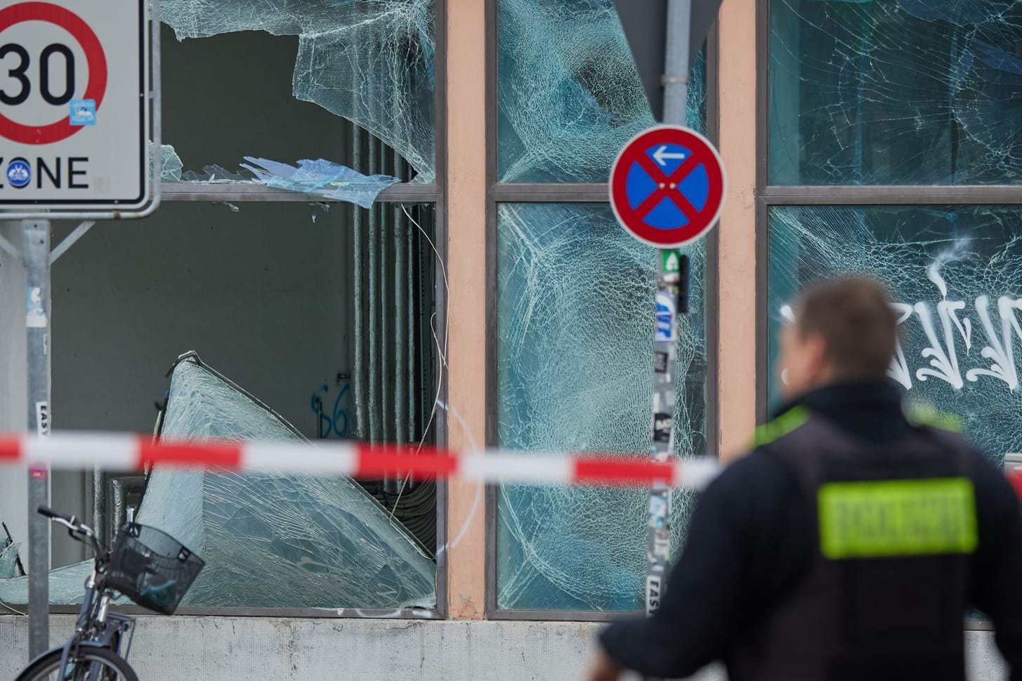 Schäden in der Vorbergstraße im Berliner Stadtteil Schöneberg: Hier zerstörte die Explosion einer Kugebombe zahlreiche Fenster.