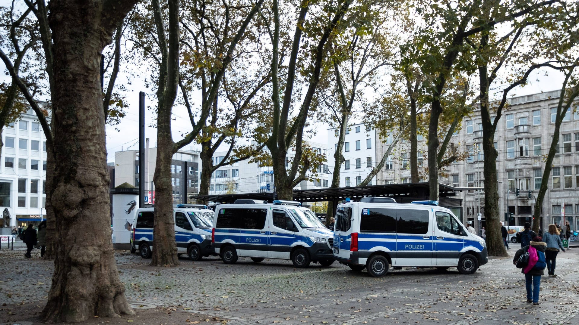 Polizeieinsatz am Kölner Neumarkt (Archivfoto): Die Sicherheitslage an dem Platz und die dortige Drogenszene beschäftigt viele Kölner. Polizeieinsatz am Kölner Neumarkt (Archivfoto): Die Sicherheitslage an dem Platz und die dortige Drogenszene beschäftigt viele Kölner.