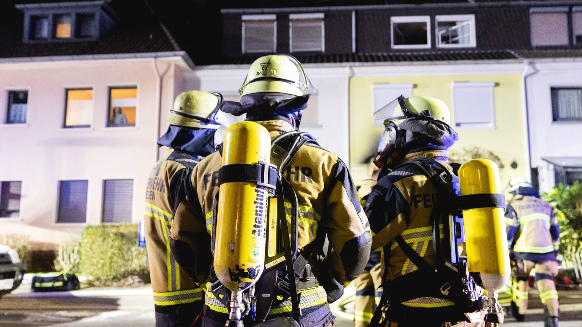 Feuerwehrleute an einem Einsatzort (Symbolfoto).