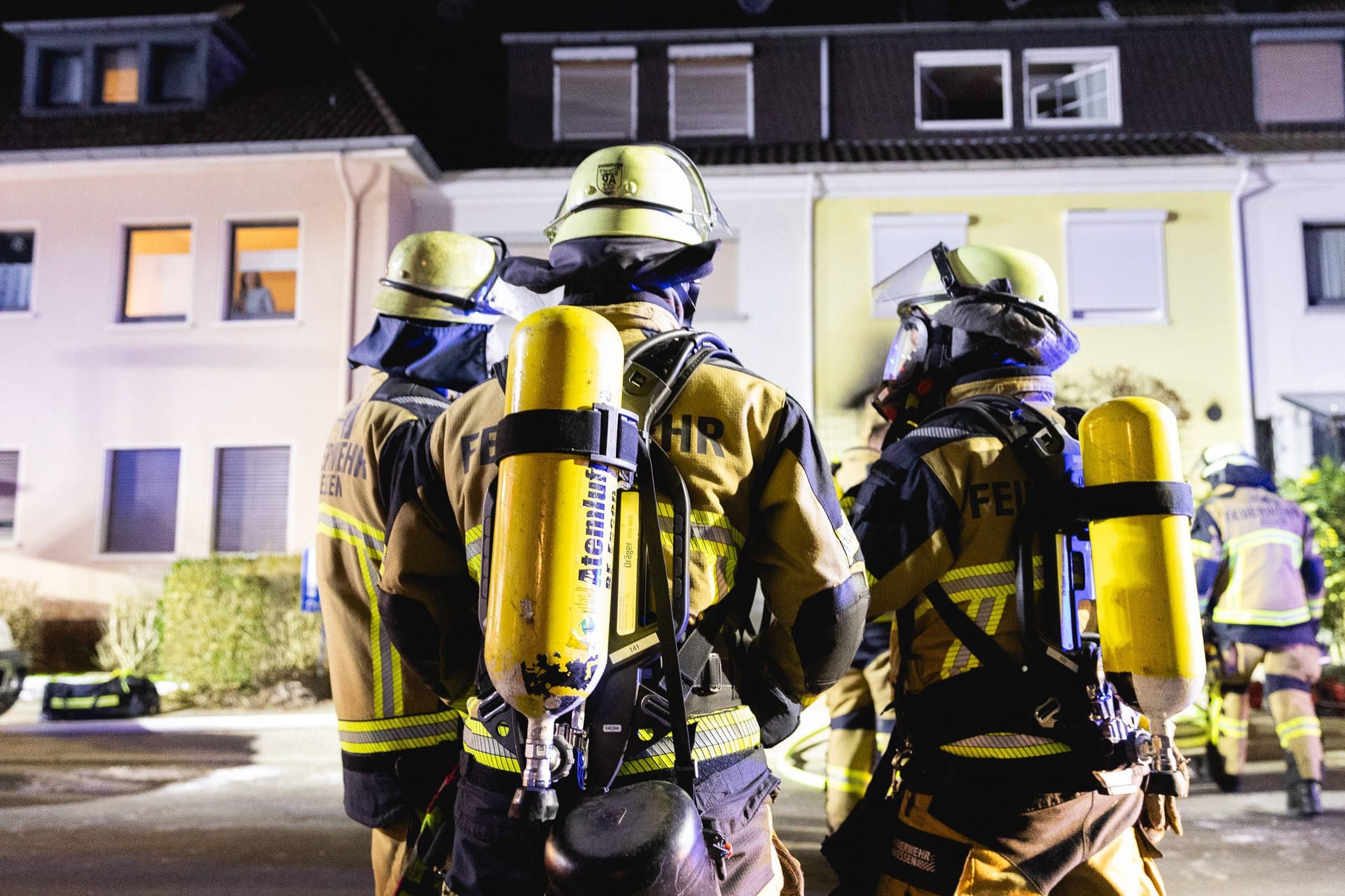 Feuerwehrleute an einem Einsatzort (Symbolfoto).