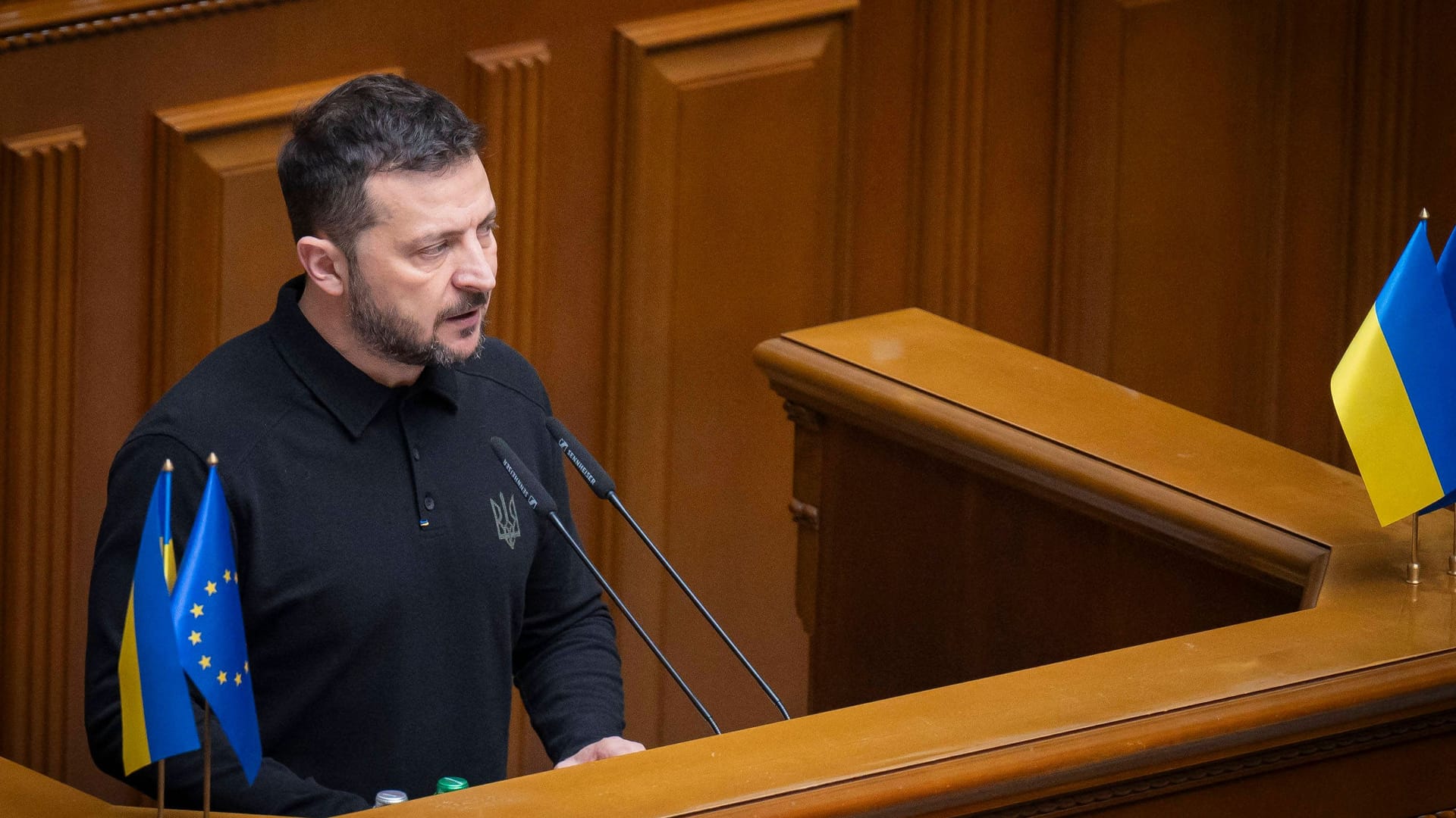 Wolodymyr Selenskyj bei einer Rede vor dem ukrainischen Parlament (Archivbild): Eine Mehrheit der Abgeordneten stimmt für eine Verlängerung des Kriegsrechts.