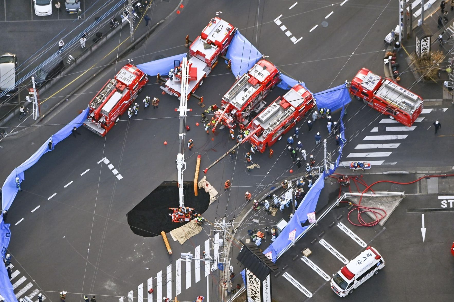 Senkloch an Kreuzung bei Tokio