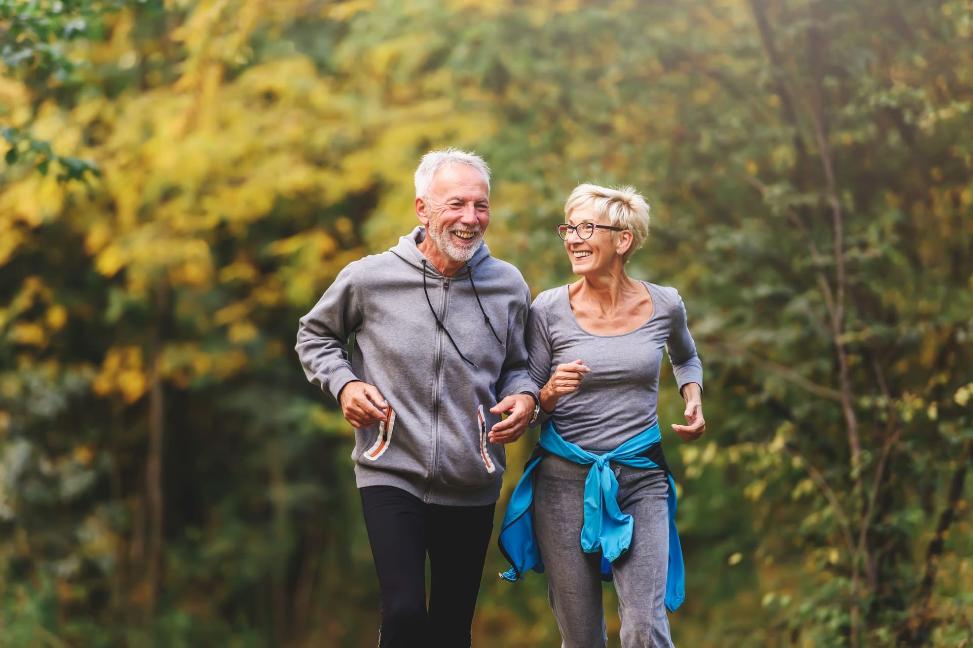 Rentner-Ehepaar beim Joggen im Park