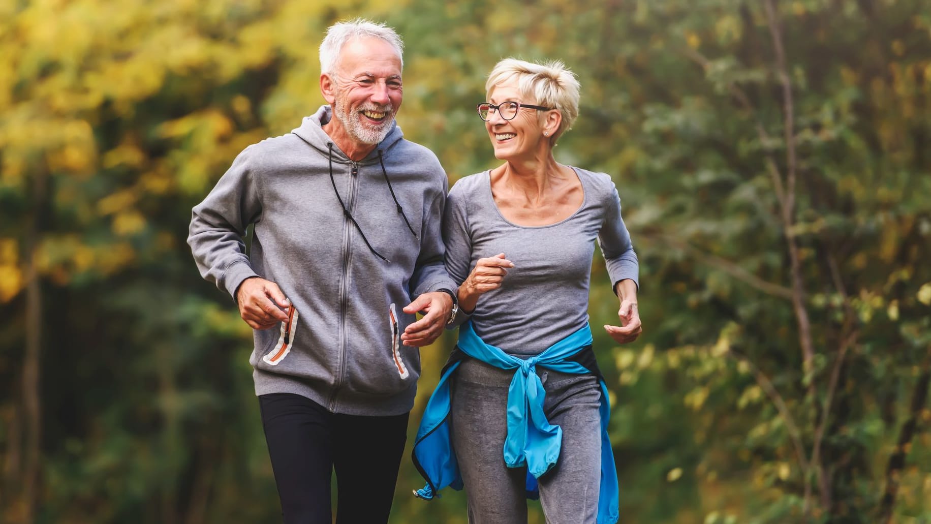 Rentner-Ehepaar beim Joggen im Park