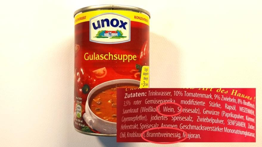 Klar erkennbar: In dieser Gulaschsuppe ist Wein und Branntweinessig enthalten.