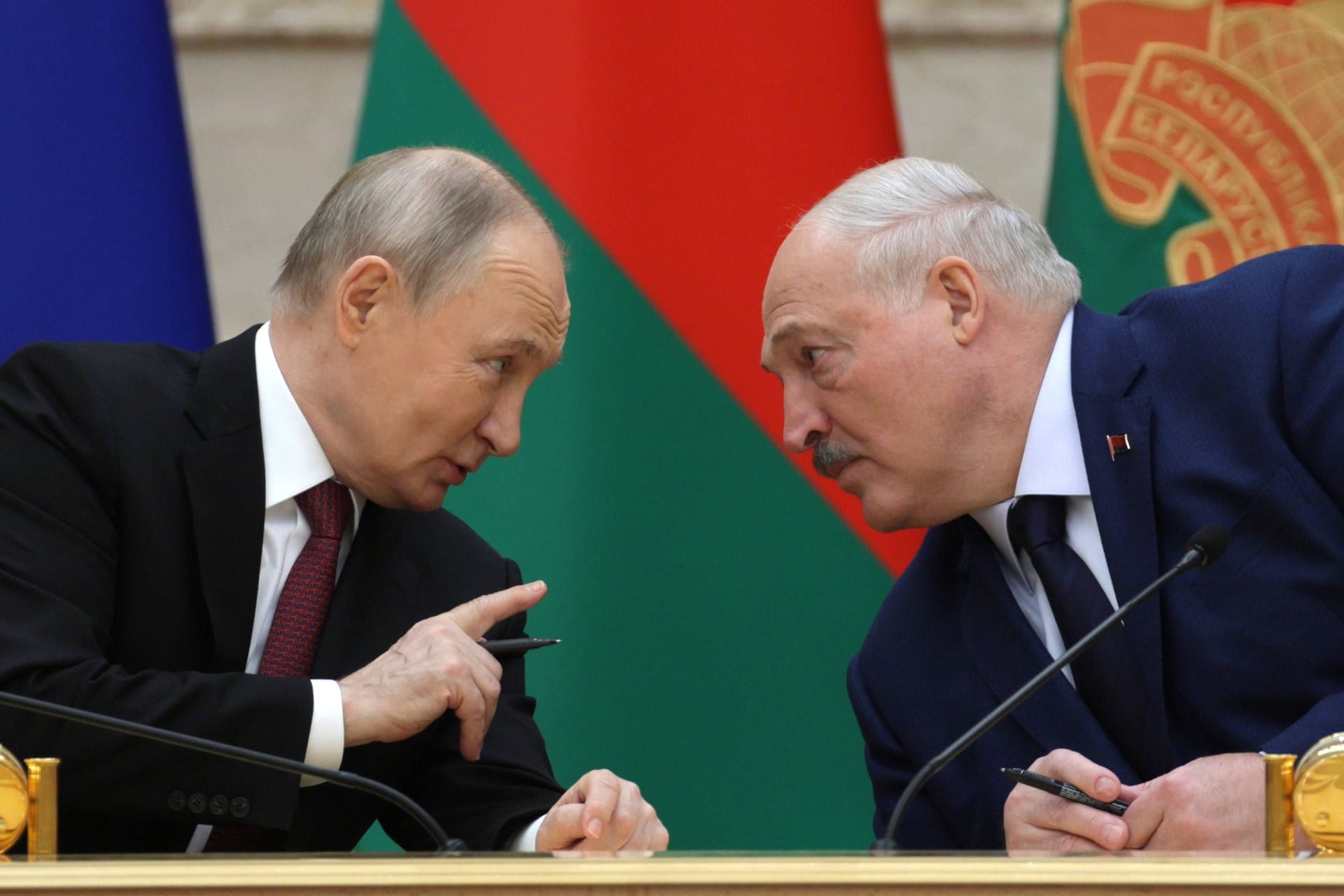 Alexander Lukaschenko und Wladimir Putin: Russland hat indirekt die politische Kontrolle in Belarus.