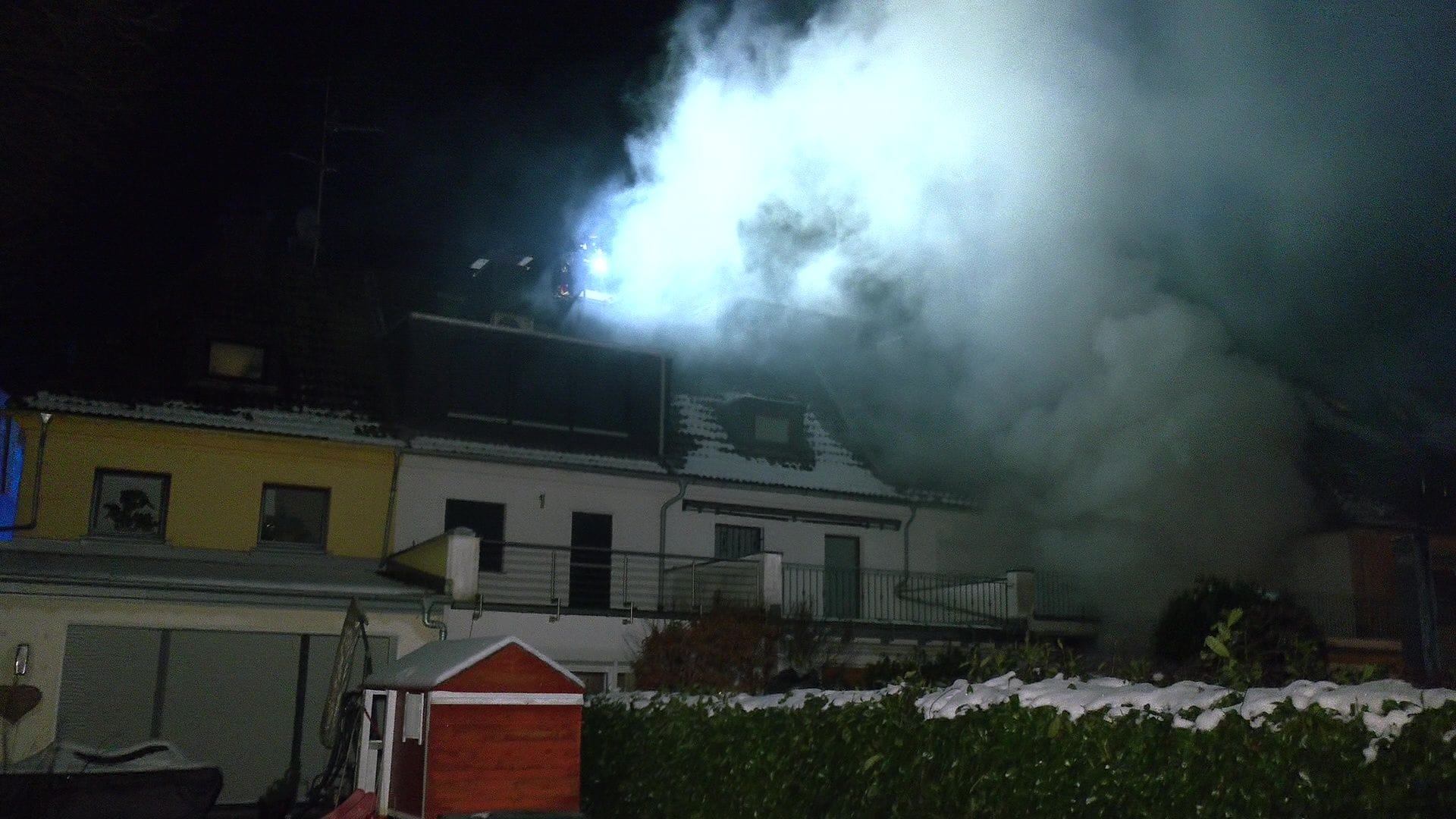 Rauchschwaden über einem Wohnhaus in Essen: Am Abend hat dort ein Tannenbaum einen Brand ausgelöst.