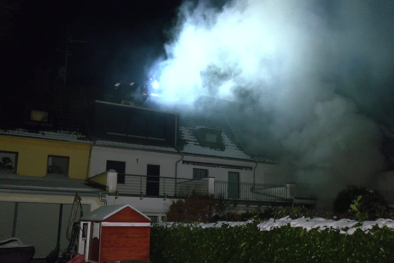 Rauchschwaden über einem Wohnhaus in Essen: Am Abend hat dort ein Tannenbaum einen Brand ausgelöst.