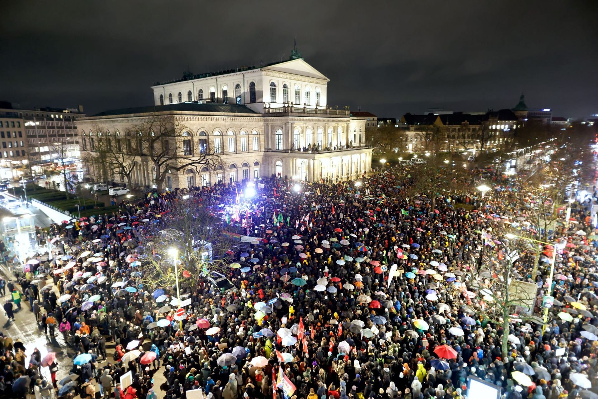 Rund 7000 Menschen haben sich am Donnerstagabend zu einer Demonstration versammelt.