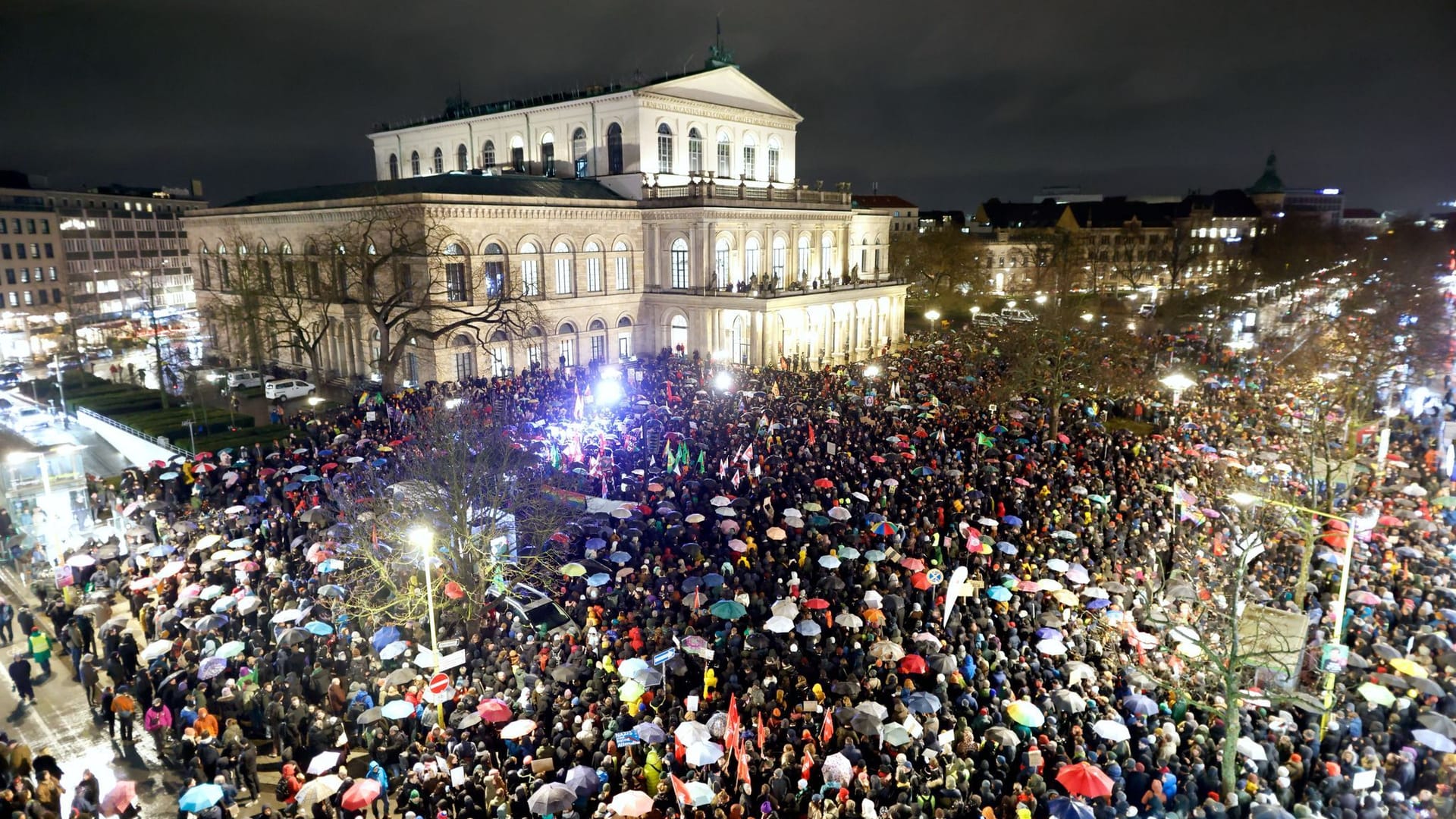 Rund 7000 Menschen haben sich am Donnerstagabend zu einer Demonstration versammelt.