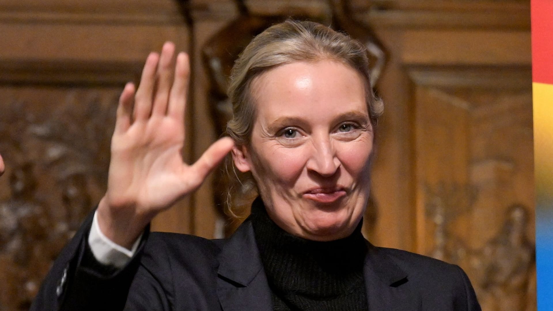 Alice Weidel begrüßt die Zuschauer im Hamburger Rathaus.