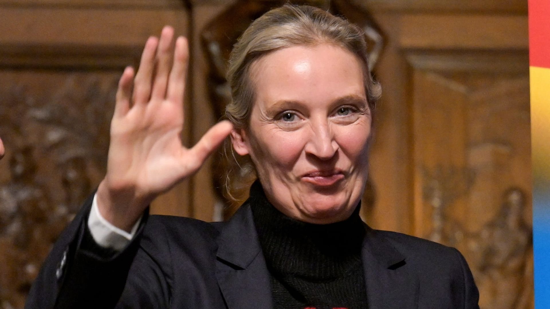 Alice Weidel begrüßt die Zuschauer im Hamburger Rathaus.