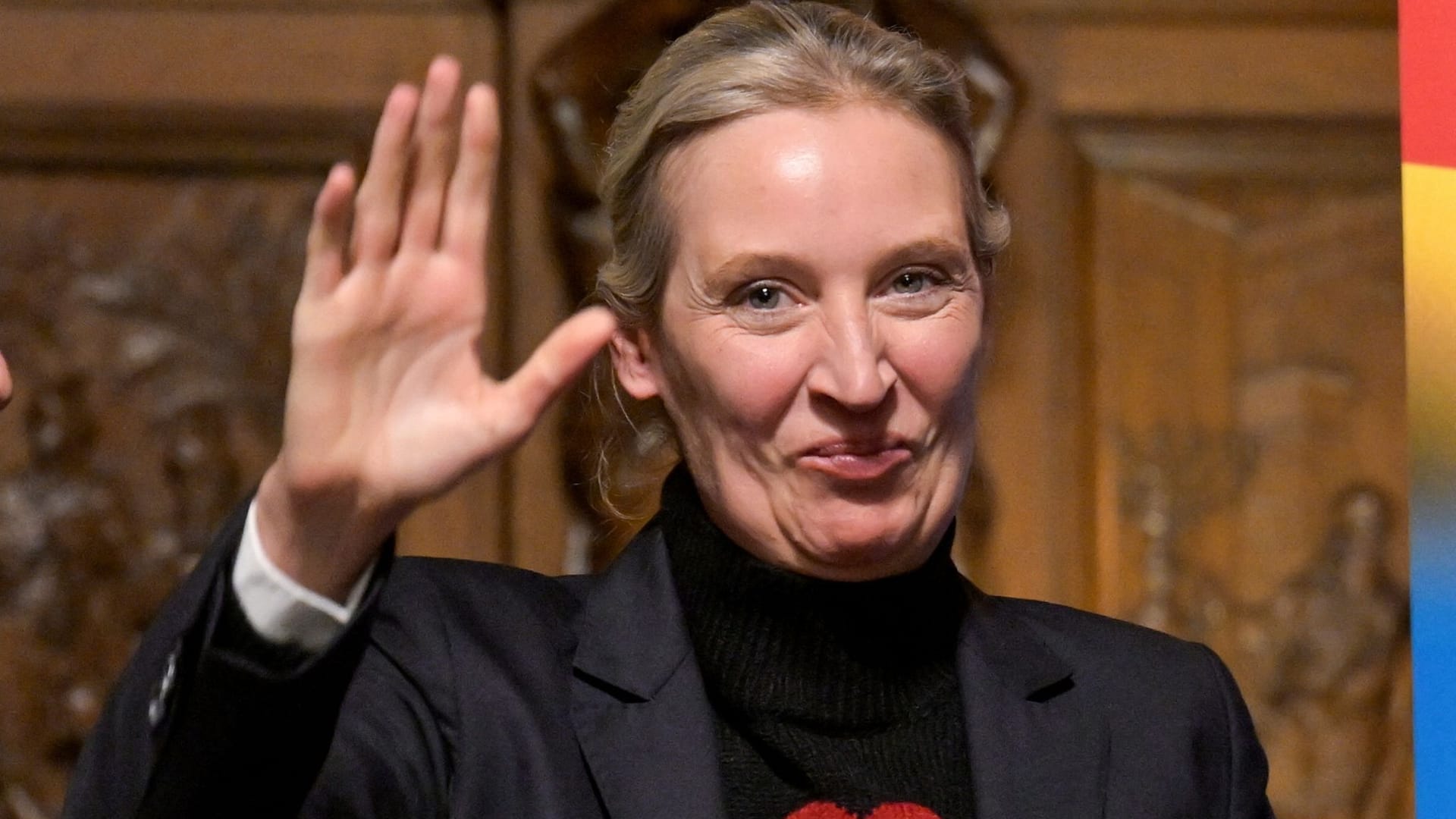 Alice Weidel begrüßt die Zuschauer im Hamburger Rathaus.