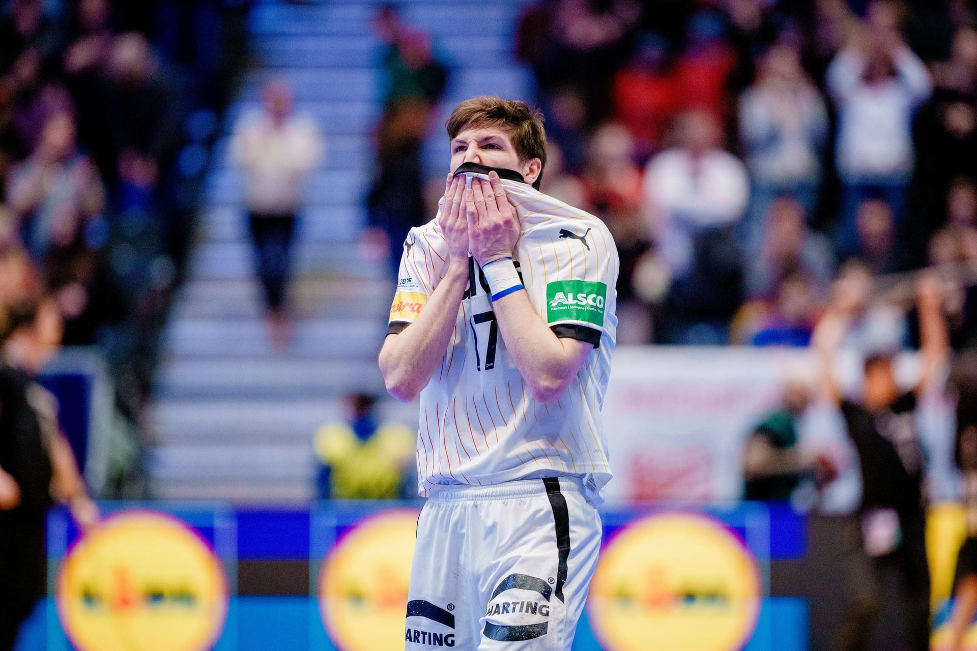 Lukas Zerbe: Bekam auf Rechtsaußen den Vorzug vor Timo Kastening und machte ein sehr gutes Spiel. Mit neun Toren bester deutscher Werfer, verwandelte dabei alle sieben Siebenmeter. Ließ sich auch von einer Verletzung Anfang der zweiten Halbzeit nicht bremsen, kam zurück und knüpfte an, wo er aufgehört hatte. Note 1