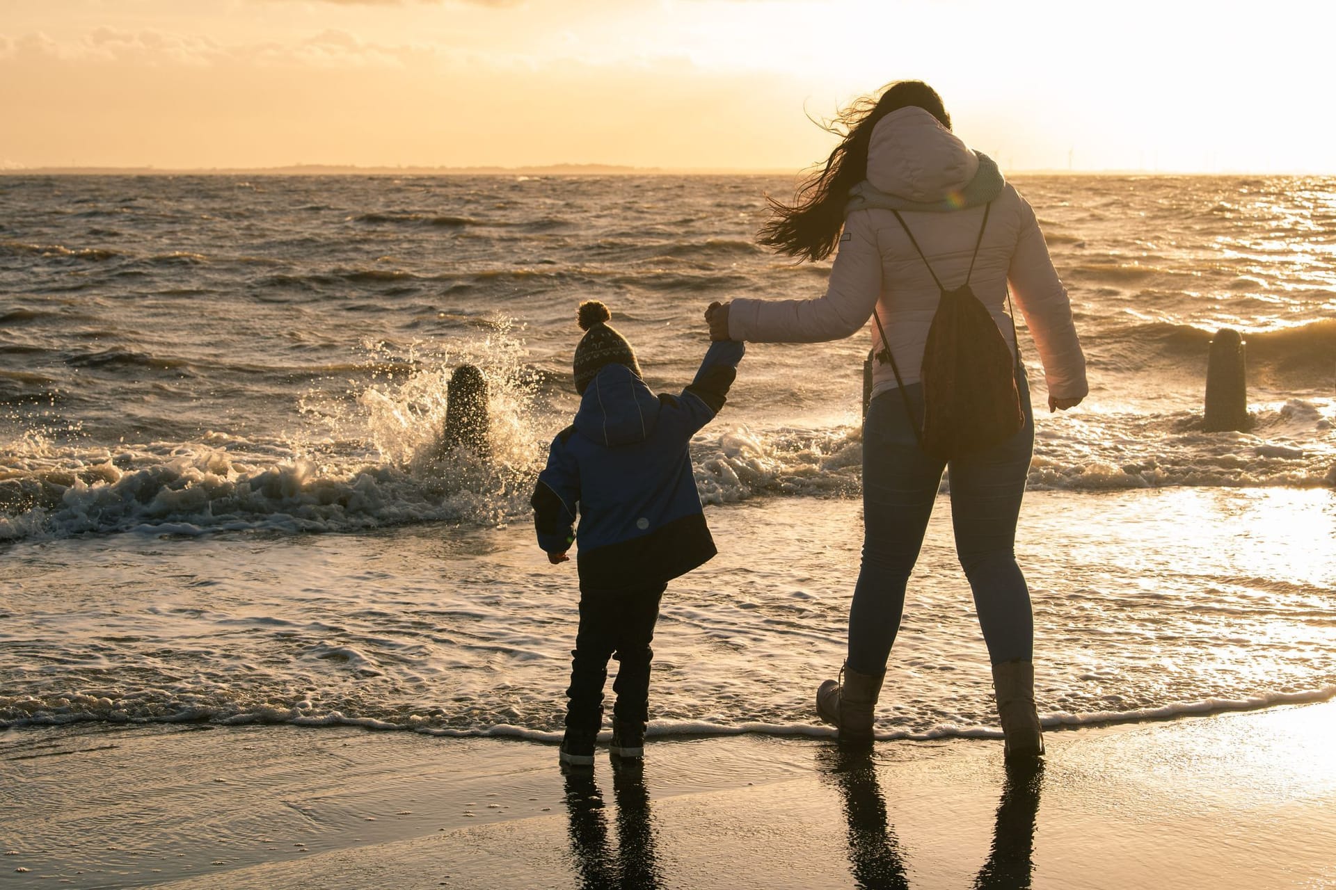 Eine Mutter und ihr Sohn am Strand