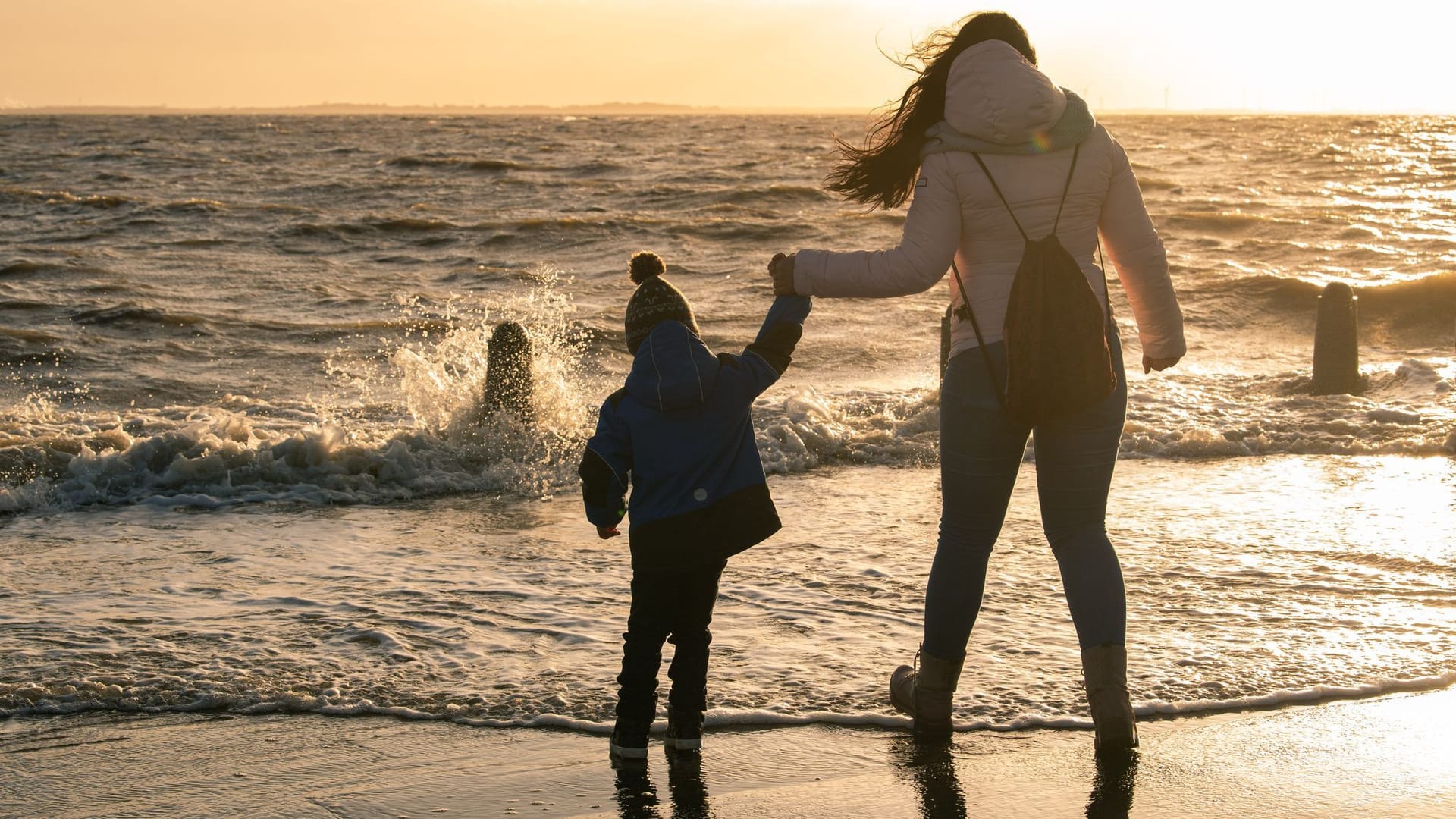 Eine Mutter und ihr Sohn am Strand