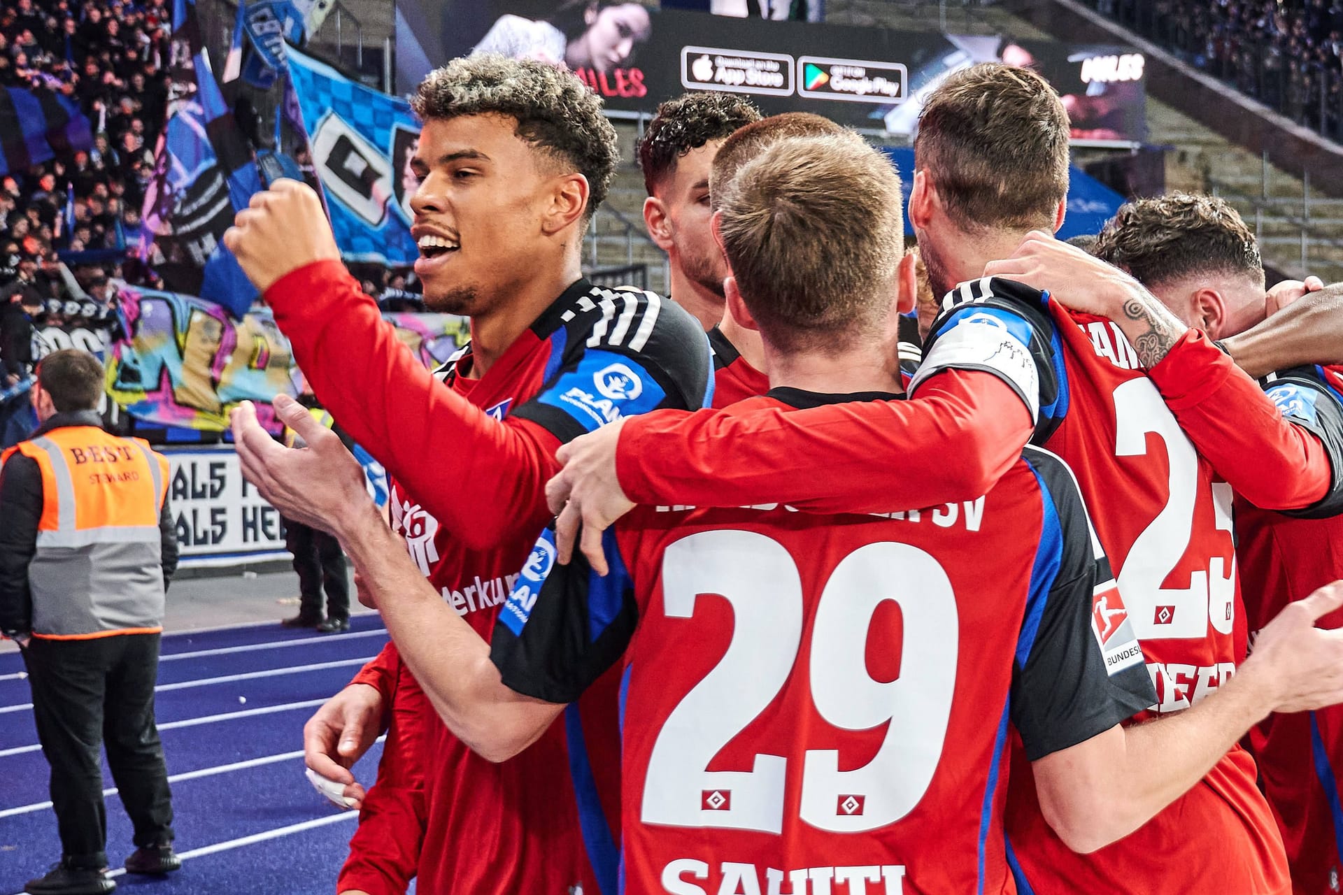 Der HSV jubelt: Sahiti (l.) erzielte den Siegtreffer.