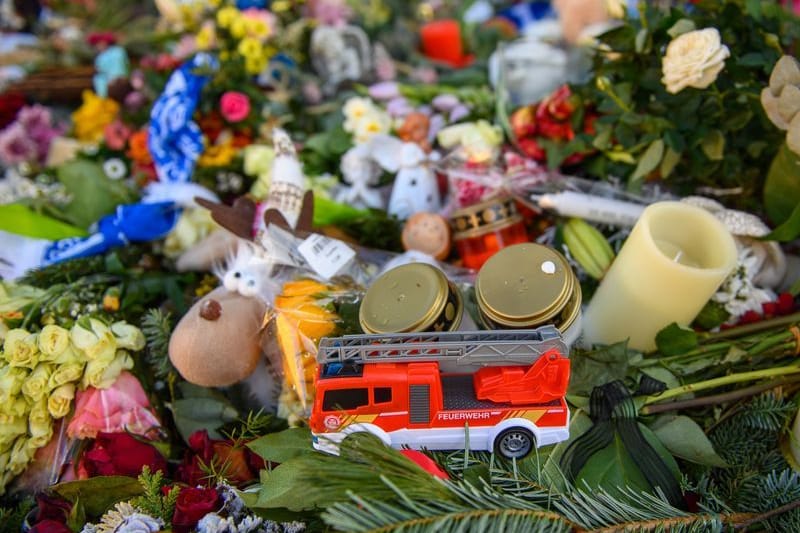 Gedenkort vor der Johanniskirche: Am Wochenende ist eine Trauerfeier für das neunjährige Todesopfer von Magdeburg geplant.