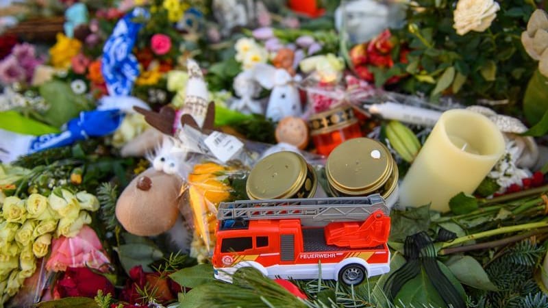 Gedenkort vor der Johanniskirche: Am Wochenende ist eine Trauerfeier für das neunjährige Todesopfer von Magdeburg geplant.