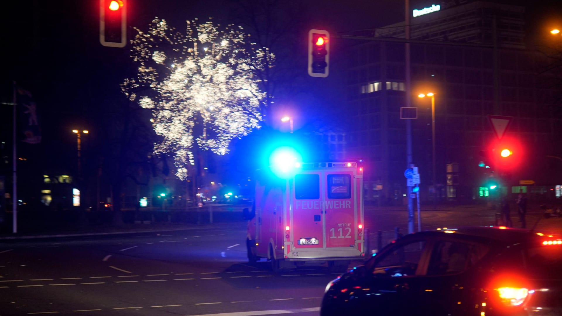 Ein Rettungswagen an Silvester in Berlin (Archivbild): Die Polizei bittet nach einem Angriff auf Rettungskräfte um Zeugenhinweise.