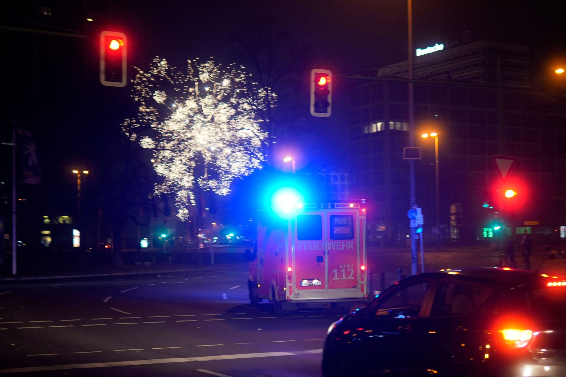 Ein Rettungswagen an Silvester in Berlin (Archivbild): Die Polizei bittet nach einem Angriff auf Rettungskräfte um Zeugenhinweise.