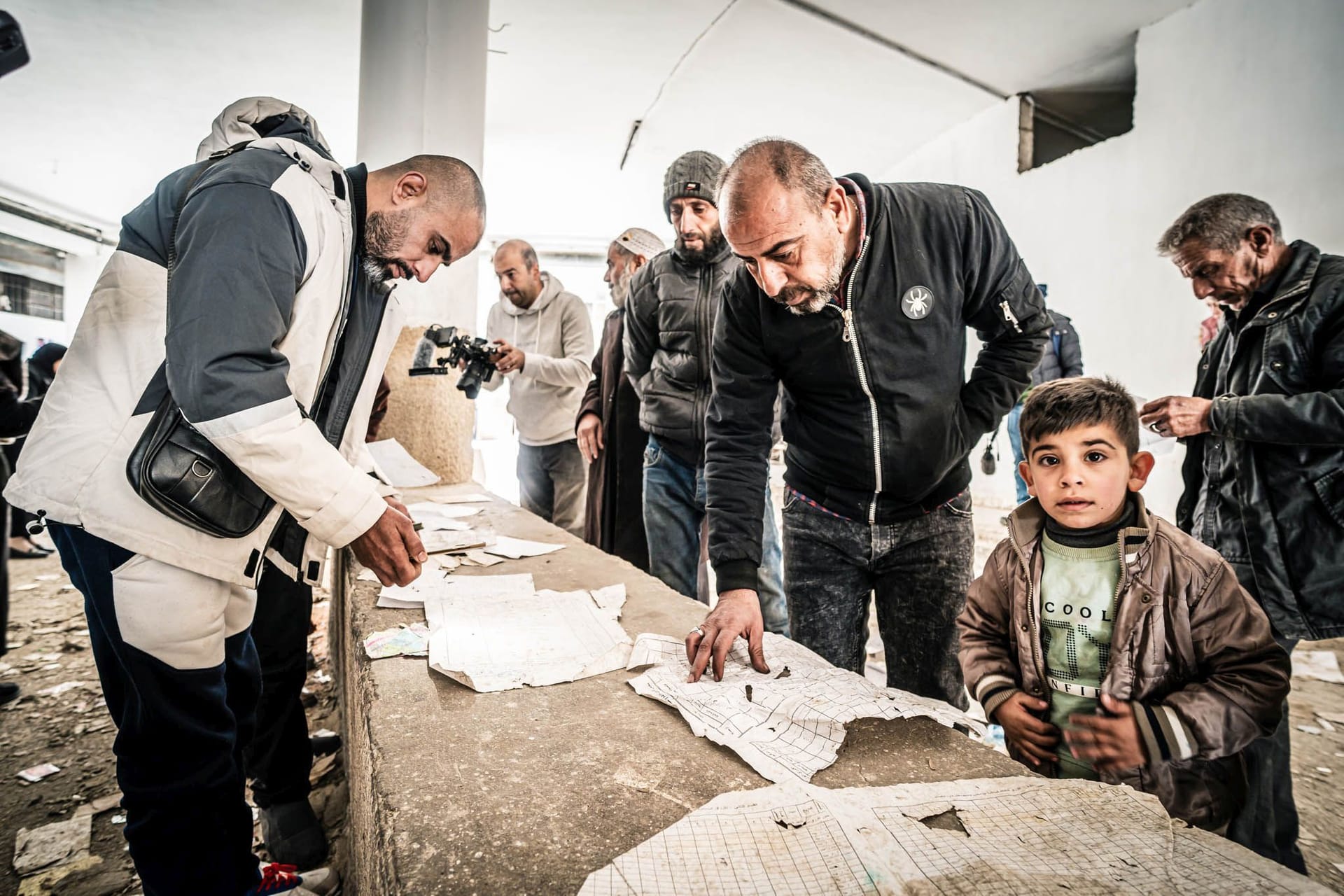 Angehörige suchen in Assads ehemaligen Gefängnissen nach Hinweisen auf verschwundene Verwandte.