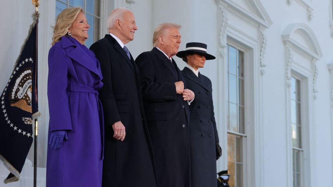 Die Trumps und Bidens vor dem Weißen Haus in Washington.