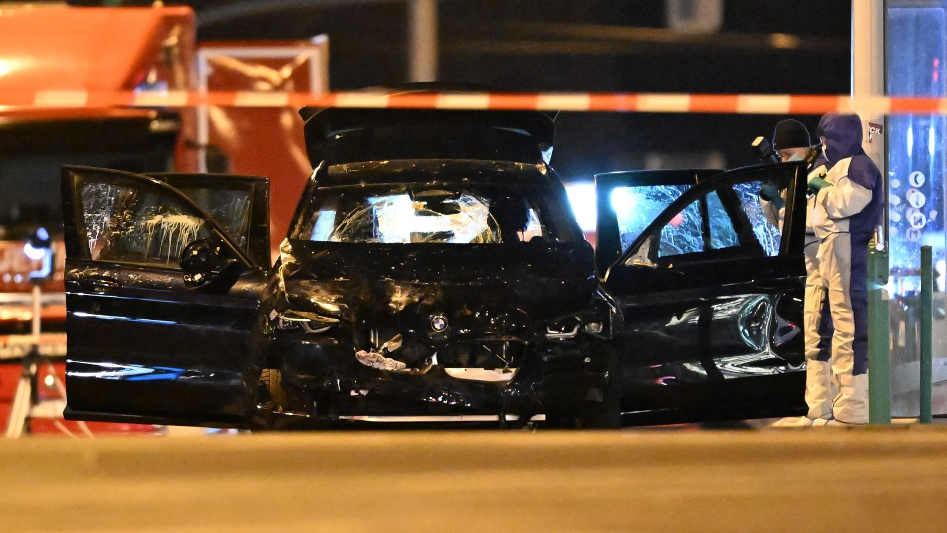 Auto nach dem Anschlag auf dem Magdeburger Weihnachtsmarkt