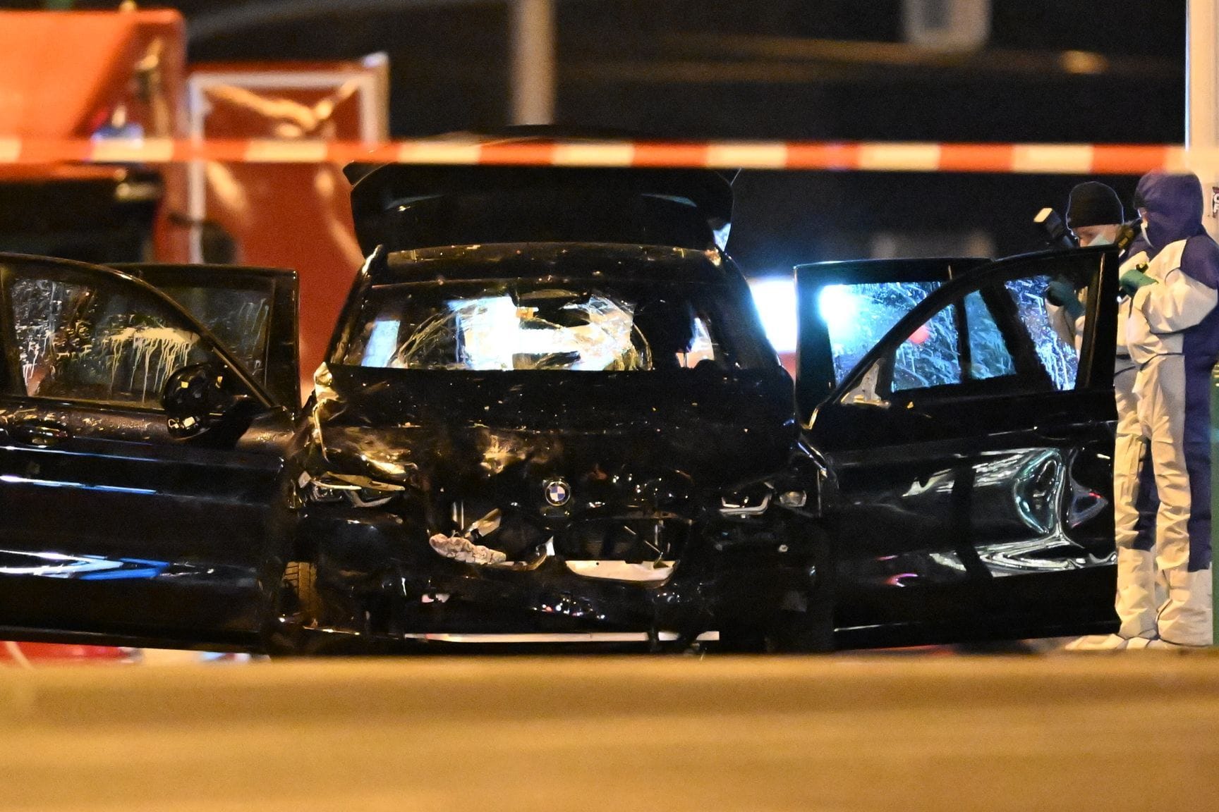 Auto nach dem Anschlag auf dem Magdeburger Weihnachtsmarkt