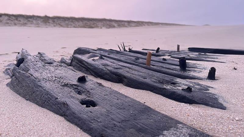 Verwitterte Überreste eines Schiffes liegen bei Ebbe am Strand vor Sylt: Noch ist unklar, um welches Schiff es sich handelt.