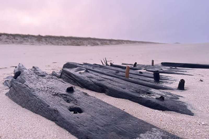 Verwitterte Überreste eines Schiffes liegen bei Ebbe am Strand vor Sylt: Noch ist unklar, um welches Schiff es sich handelt.