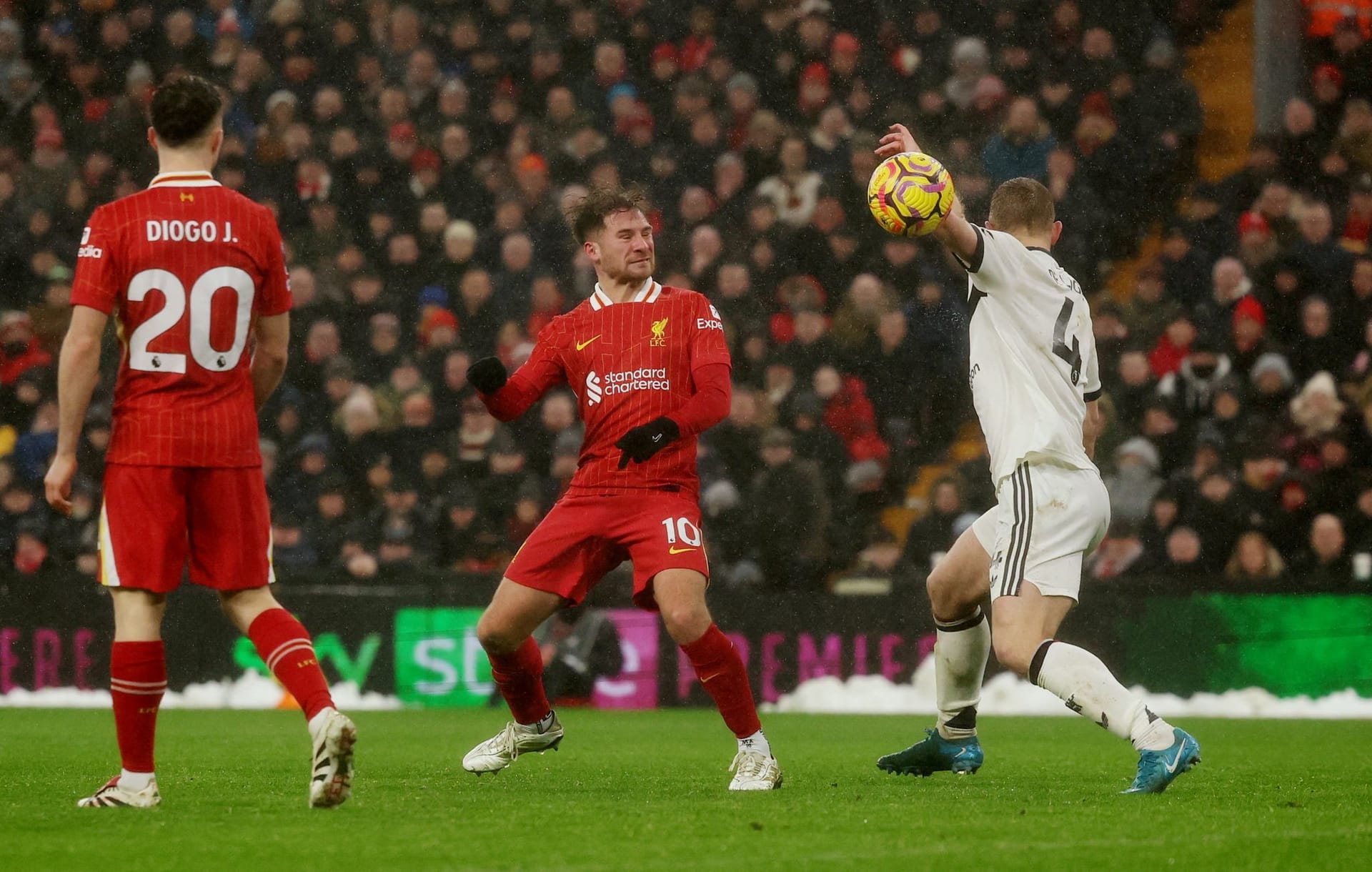 Matthijs de Ligt (r.): Sein Handspiel brachte Liverpool einen Elfmeter ein.