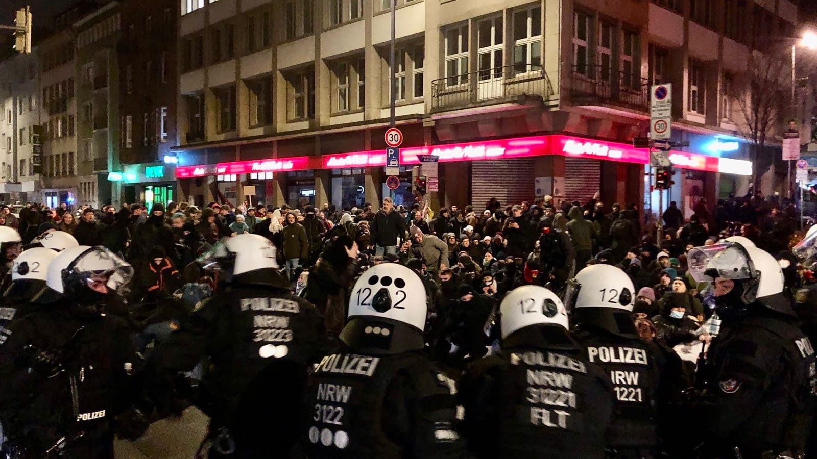 Auf der Theaterstraße geht es nicht weiter: Auch hier kommt es zu einer Sitzblockade.