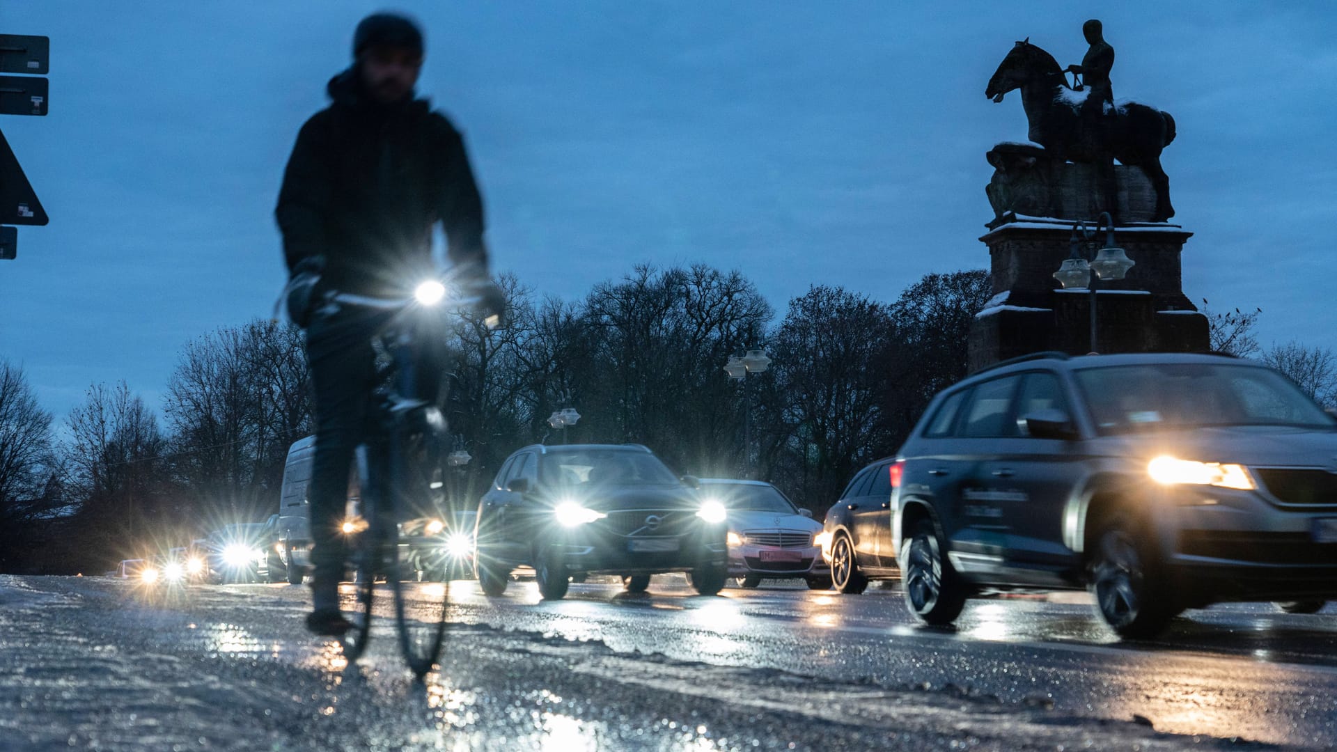 Autos und ein Radfahrer auf der Wittelsbacher Brücke (Archivbild): Im Straßenverkehr gilt besondere Vorsicht.