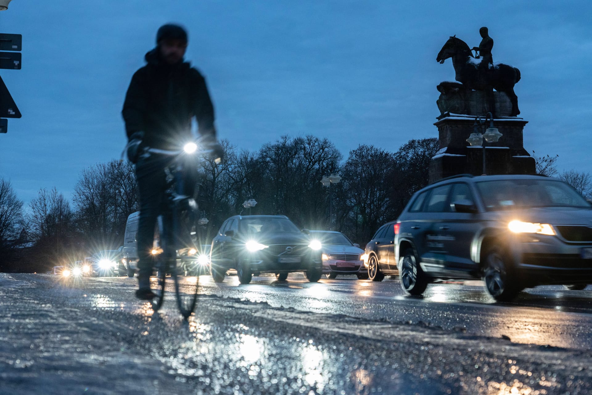 Autos und ein Radfahrer auf der Wittelsbacher Brücke (Archivbild): Im Straßenverkehr gilt besondere Vorsicht.