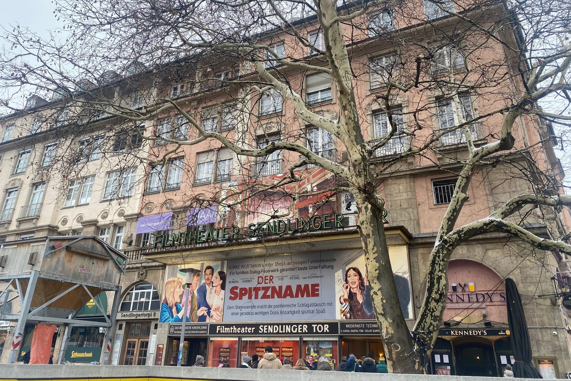 Hat immer mit großen Filmplakaten geworben: das Filmtheater Sendlinger Tor.