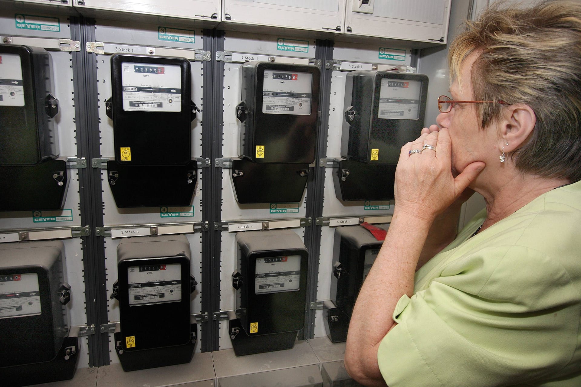 Eine Frau schaut entsetzt auf den Stromzähler (Symbolbild): Mehr als 6.000 Mal wurde 2024 Hamburger Haushalten die Energie abgeklemmt.