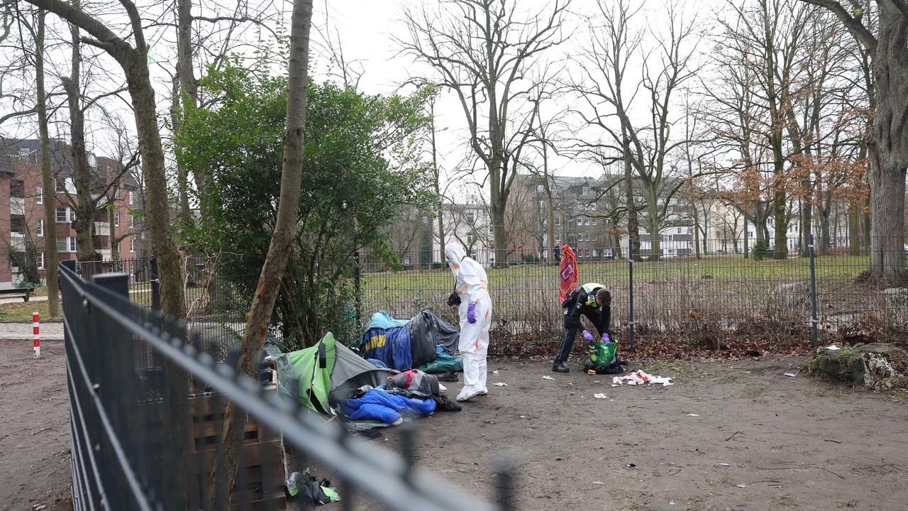 Ermittler im Einsatz: An der Drogenhilfeeinrichtung soll eine Leiche gefunden worden sein.