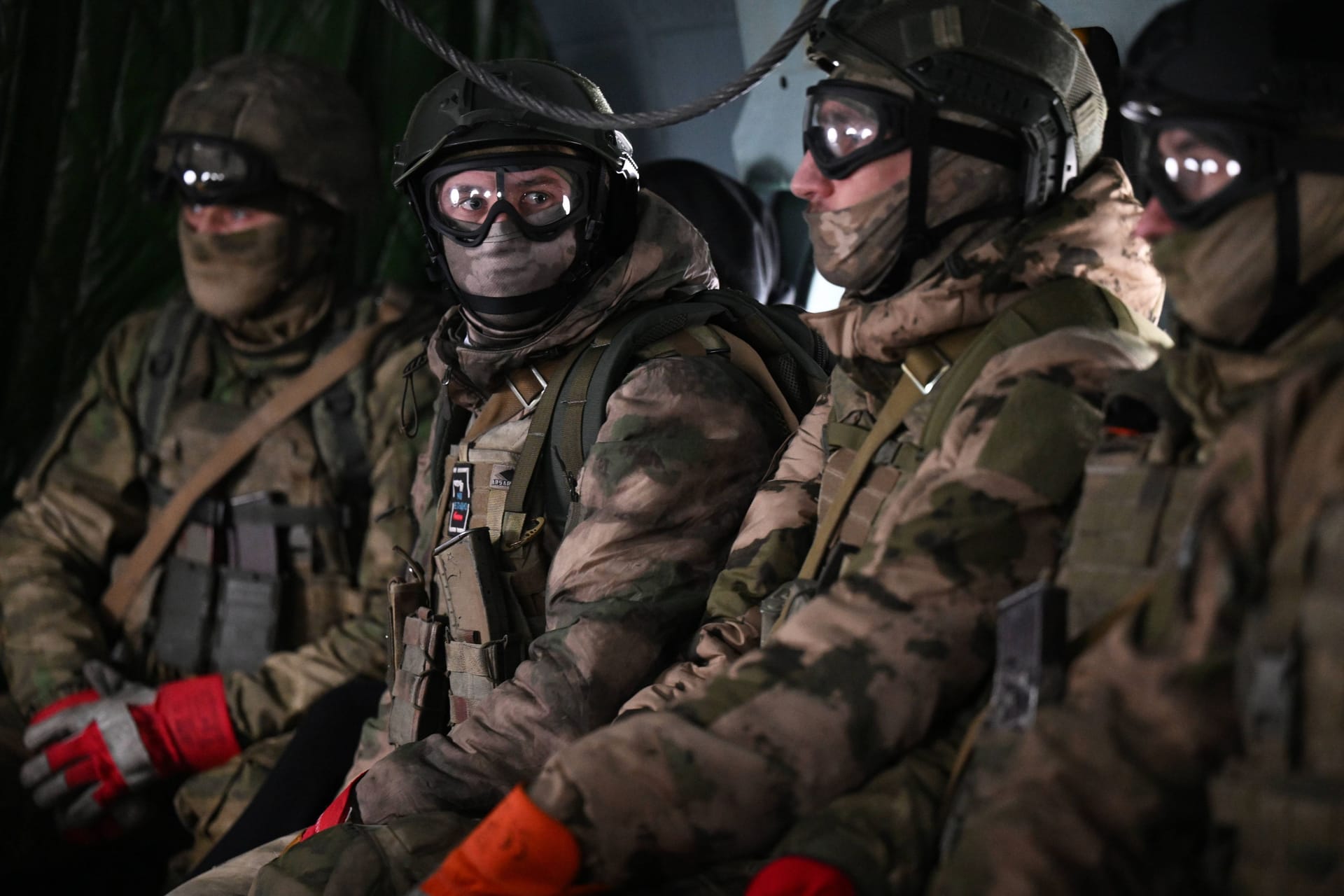 Russische Elitesoldaten in einem Mi-8-Militärhubschrauber (Archivbild).