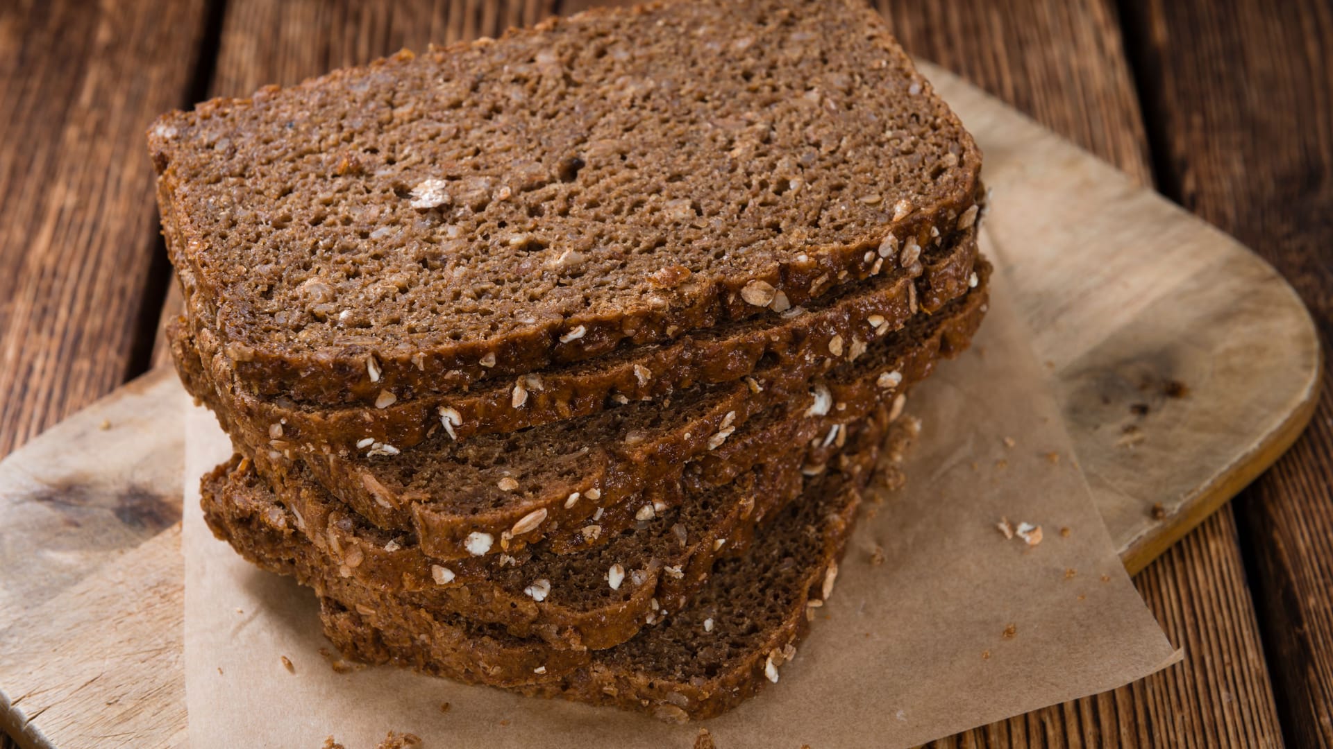 Vollkornbrot: Es enthält viele Ballaststoffe und Mineralstoffe.