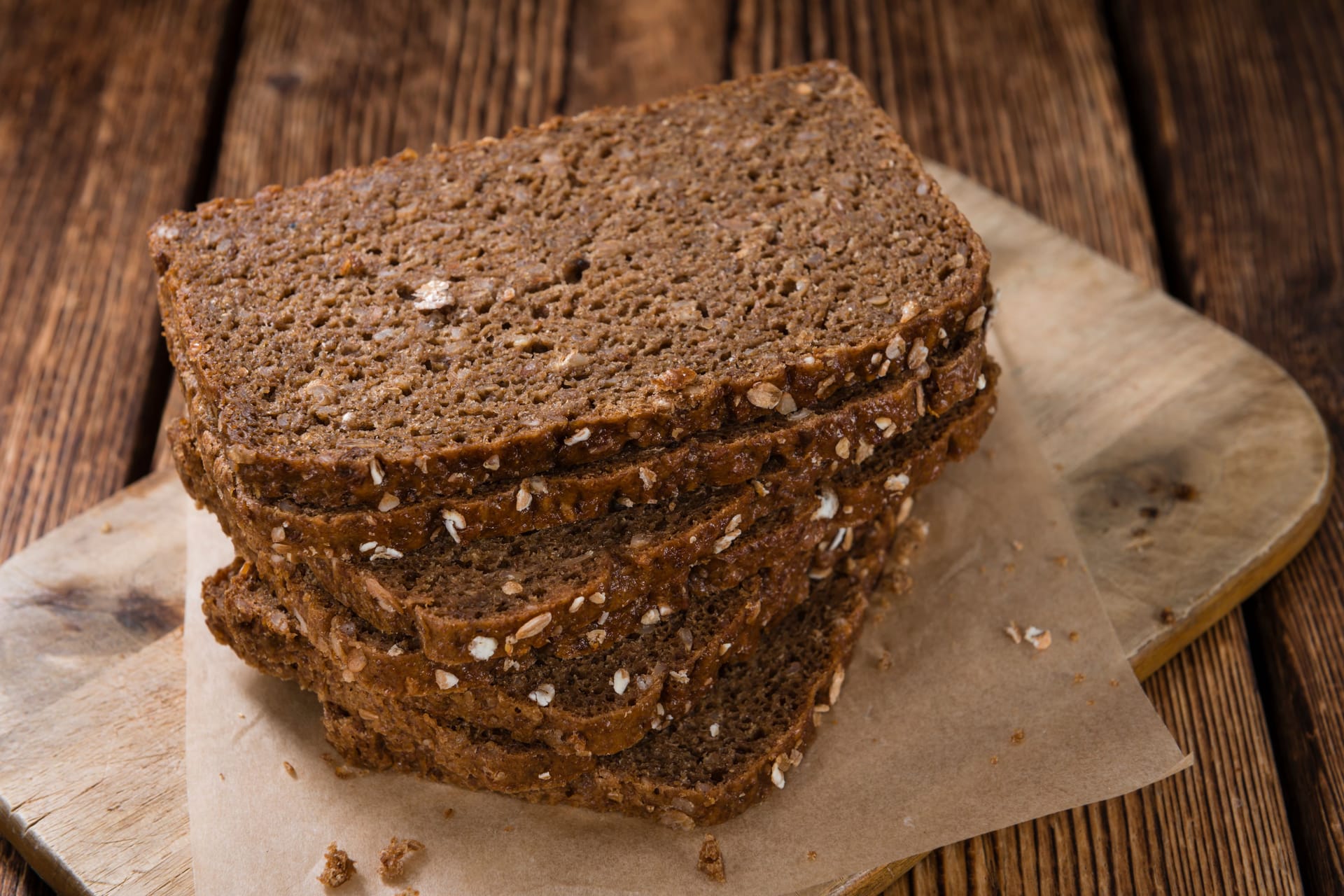 Vollkornbrot: Es enthält viele Ballaststoffe und Mineralstoffe.