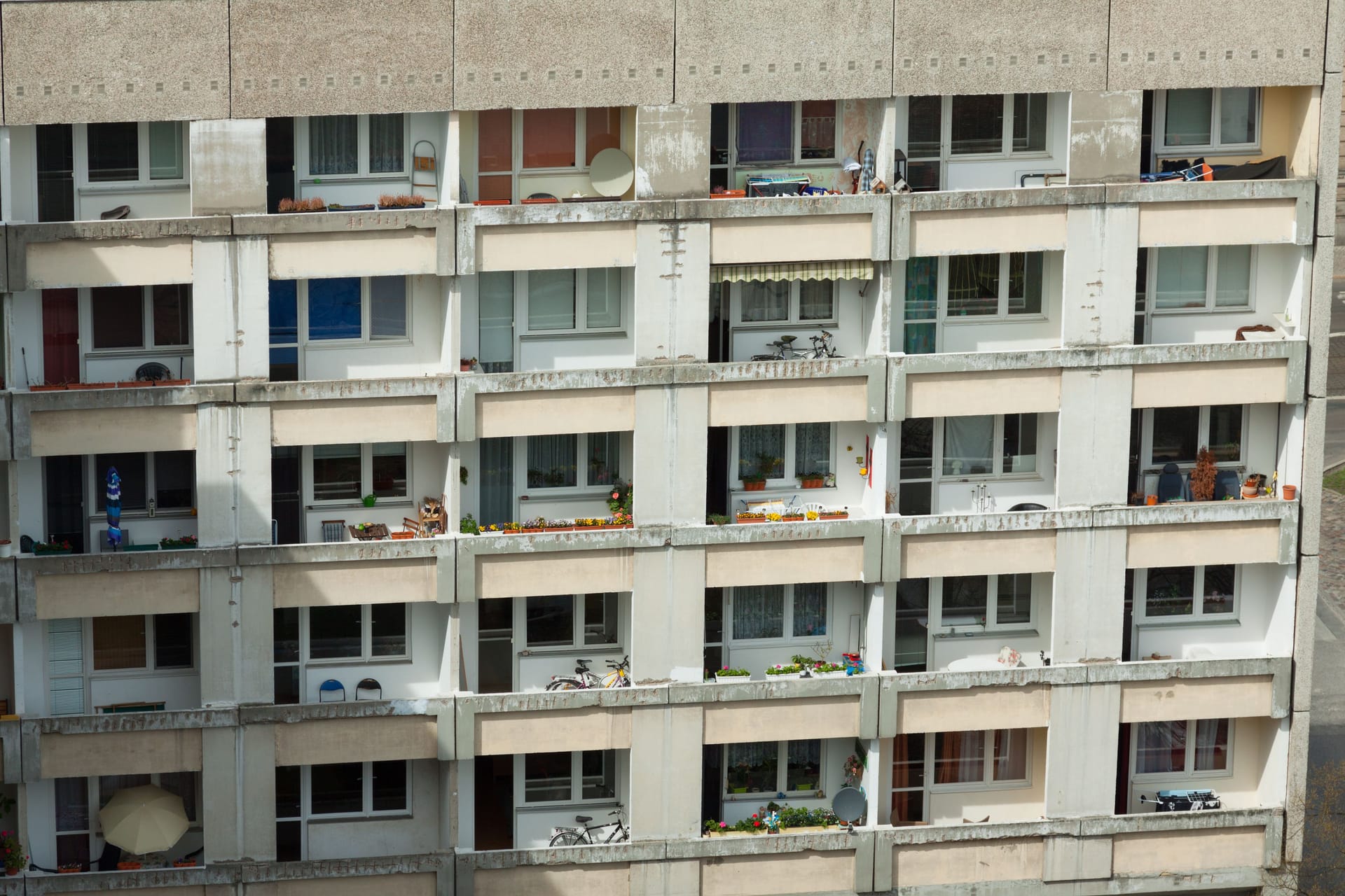 Balkone an einem maroden Wohnhaus (Symbolbild): Die Linke will den Eigentümer enteignen.