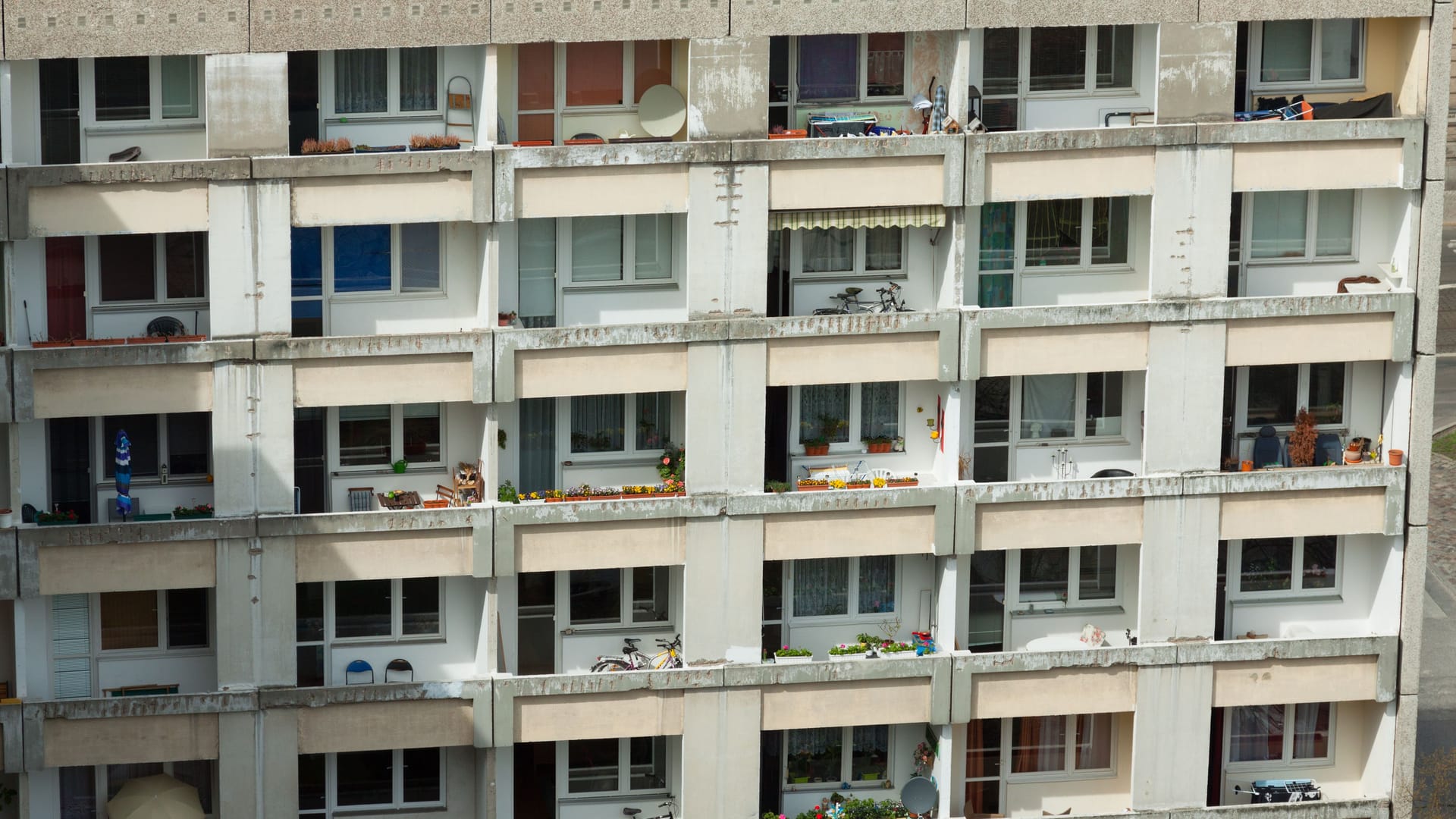 Balkone an einem maroden Wohnhaus (Symbolbild): Die Linke will den Eigentümer enteignen.