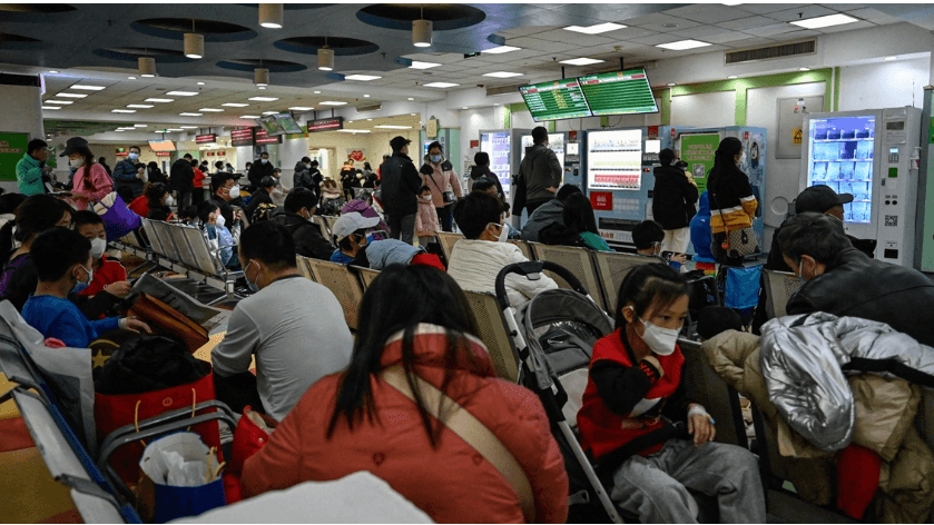 Bilder in den sozialen Medien zeigen volle Kliniken in China.