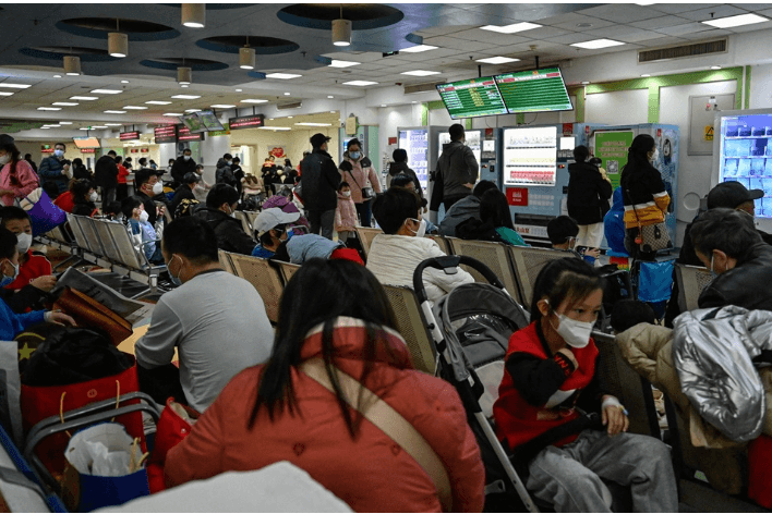 Bilder in den sozialen Medien zeigen volle Kliniken in China.