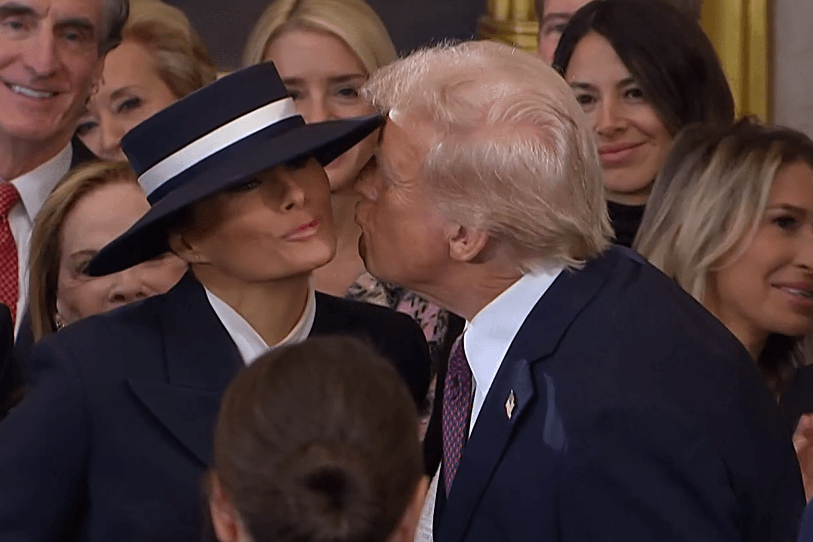 Donald Trump versucht, seiner Ehefrau Melania einen Kuss zu geben.